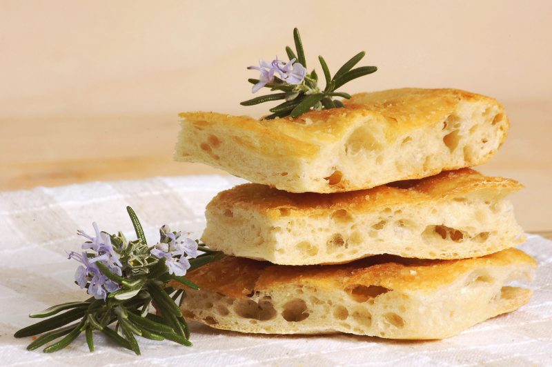 Focaccia al Rosmarino con Salsa Aioli