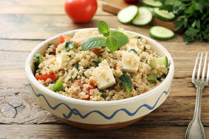 INSALATA DI QUINOA CON POMODORINI E FETA
