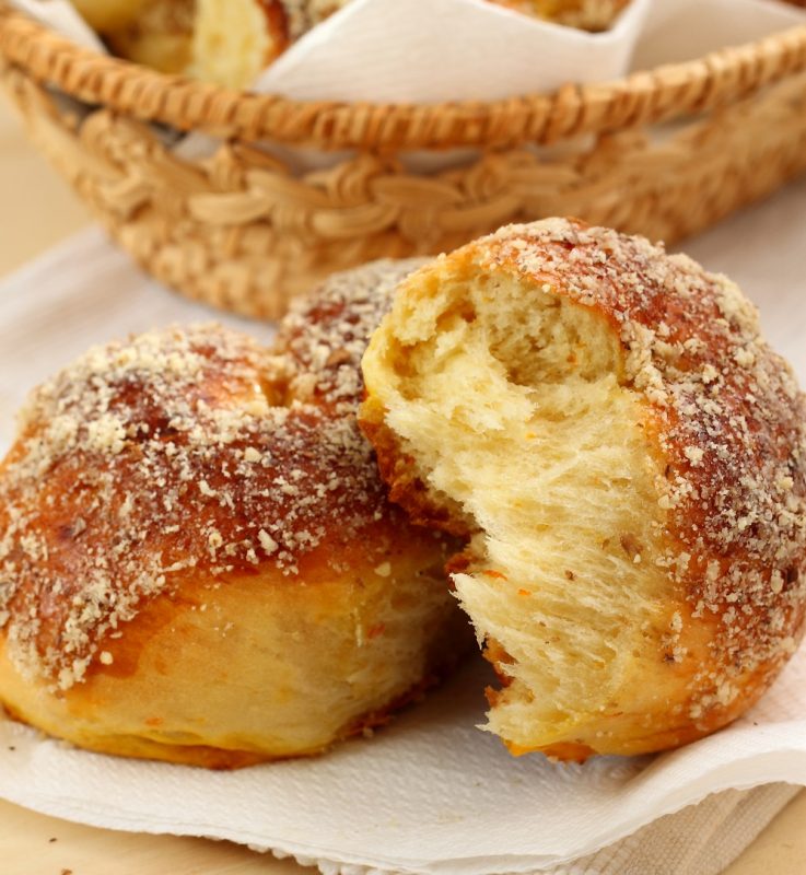 DELIZIOSI BRIOCHE CON NOCI E CANNELLA