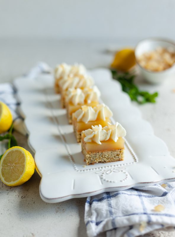 Cubi di Budino al Limone e Semi di Papavero: Un Delizioso Dessert Estivo