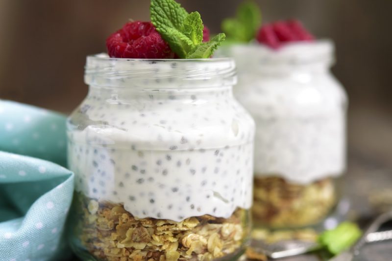 Pudding di Chia con Fiocchi d'Avena e Lamponi in Vaso