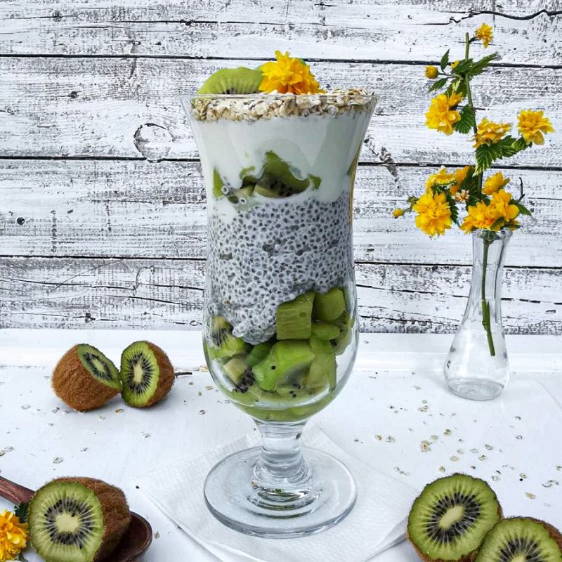 KIWI CON BUDINO DI YOGURT E CHIA