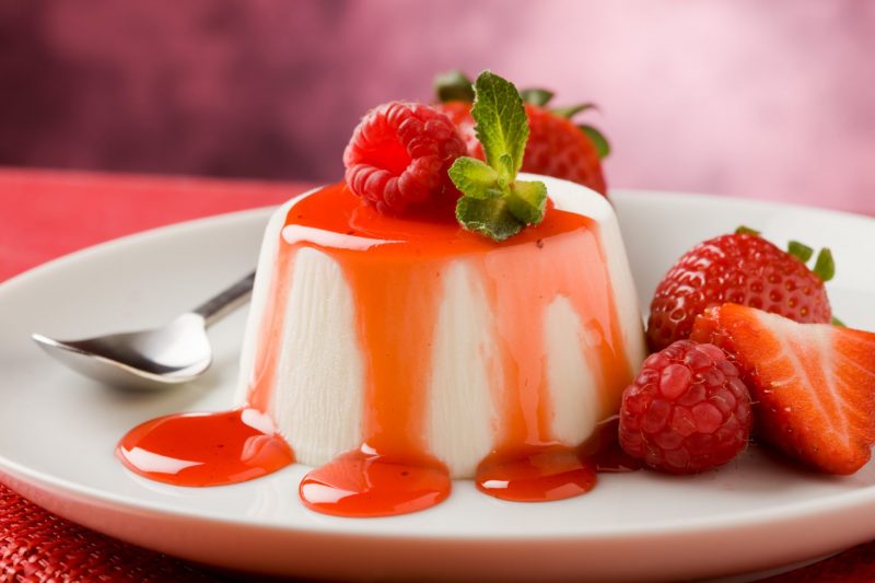 PANNA COTTA CON FRAGOLE E LAMPONI
