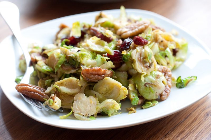 CAVOLINI DI BRUXELLES CON NOCI E MIRTILLI ROSSI